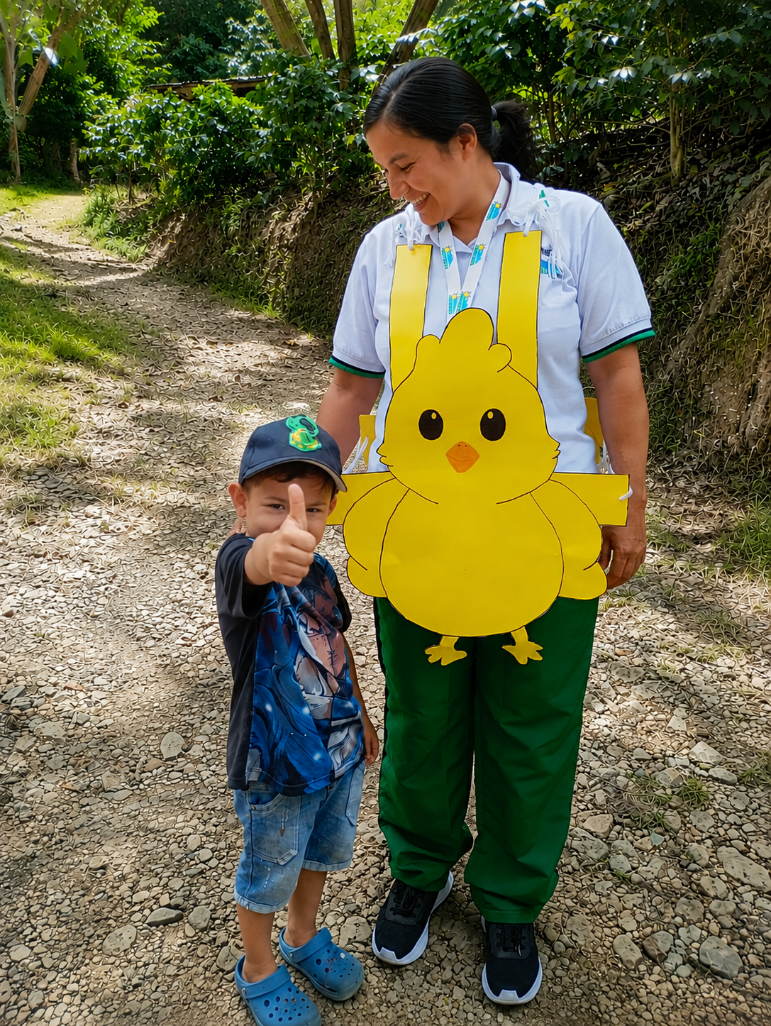 Agente educativa con niño en actividad al aire libre